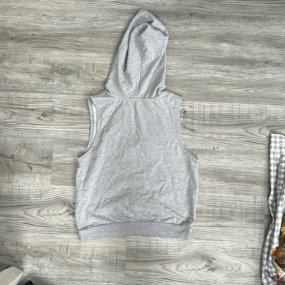 Disney Minnie Mouse Gray Sleeveless Top Sz L - Picture 2 of 4